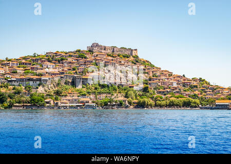Molyvos o Mithymna città medievale con castello, Lesbo (Lesbo), il Mare Egeo, Grecia. Foto Stock