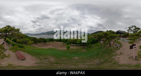 Visualizzazione panoramica a 360 gradi di JECHEON, Corea del Sud il 22 Maggio 2019: 360 gradi piena seamless panorama sferica di Chungjuho Lake Park. Lago Chungjuho isthe scala più grande multi-purpos