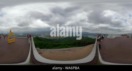 Visualizzazione panoramica a 360 gradi di JECHEON, Corea del Sud il 22 Maggio 2019: 360 gradi piena seamless panorama sferica di Chungjuho Lake Park. Lago Chungjuho isthe scala più grande multi-purpos