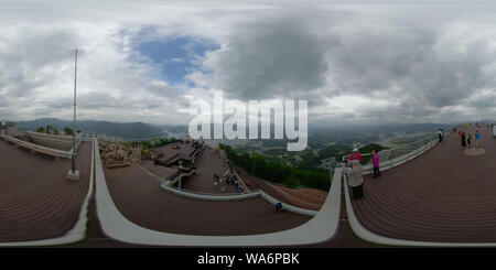 Visualizzazione panoramica a 360 gradi di JECHEON, Corea del Sud il 22 Maggio 2019: 360 gradi piena seamless panorama sferica di Chungjuho Lake Park. Lago Chungjuho isthe scala più grande multi-purpos