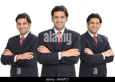Immagini multiple di un uomo d'affari in piedi con le armi incrociate Foto Stock