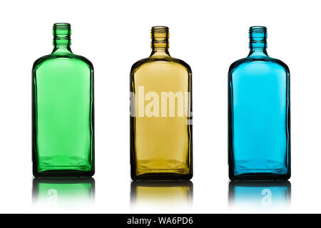 Vuoto tre bottiglie di alcol di diverso colore vetro. Isolare in bianco sullo sfondo. Foto Stock
