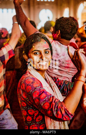 Barsana, India - 23 Febbraio 2018 - Una giovane donna danze con gioia durante Holi festival Foto Stock