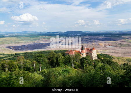 Il castello di Jezeri con esercito cecoslovacco miniera di carbone in background, Horni Jiretin, più distretto, regione Ustecky, Repubblica Ceca, soleggiata giornata estiva Foto Stock