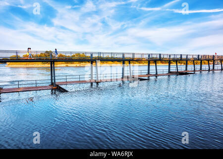 Donne camminando sul ponte sul fiume San Lorenzo a Montreal, Quebec, Canada. Foto Stock