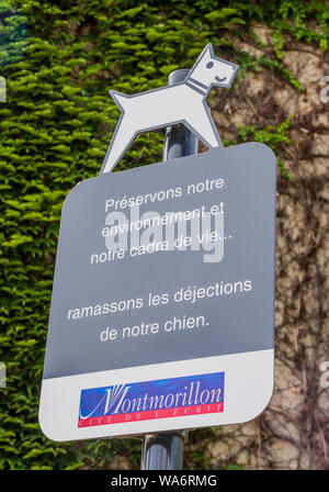 Avviso per i proprietari di cani sui sentieri di incrostazione - Montmorillon, Francia. Foto Stock
