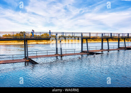 Donne camminando sul ponte sul fiume San Lorenzo a Montreal, Quebec, Canada. Foto Stock