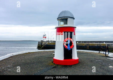 Navigazione rosso beacon marcare la porta (sinistra) lato del canale di entrata al porto di Castletown, Isola di Man Foto Stock