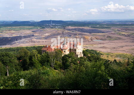 Il castello di Jezeri con esercito cecoslovacco miniera di carbone in background, Horni Jiretin, più distretto, regione Ustecky, Repubblica Ceca, soleggiata giornata estiva Foto Stock