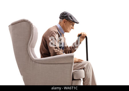 Triste senior uomo seduto in poltrona isolati su sfondo bianco Foto Stock