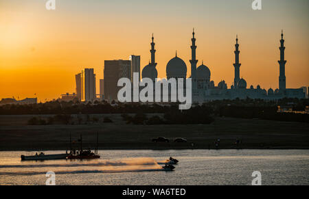 ABU DHABI, Emirati arabi uniti, MAR 21, 2018: Sheik Zayed Mosque come visto durante la notte Foto Stock