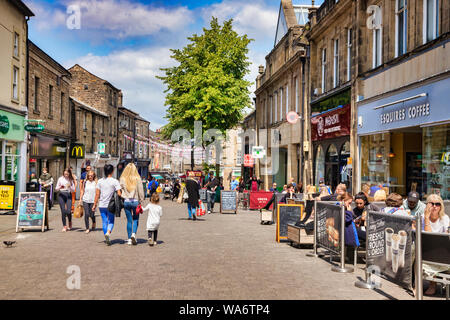 12 Luglio 2019: Lancaster, Regno Unito - una giornata intensa in Cheapside, la principale via dello shopping della città storica, su una luminosa giornata di sole, con la gente e per lo shopping Foto Stock
