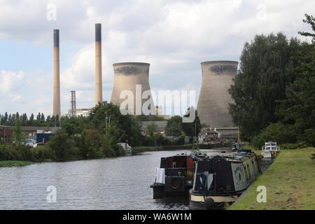 Imbarcazioni strette sul canal con Ferrybridge Power Station in background Aire e navigazione di Calder Knottingley West Yorkshire Gran Bretagna,UK Foto Stock