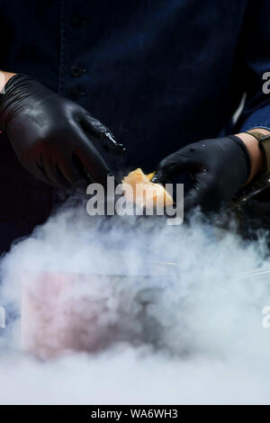 Azoto liquido in una padella. La cottura. Il vapore. Cuocere. Contro lo sfondo. Tutto ciò che accade in cucina. Foto Stock