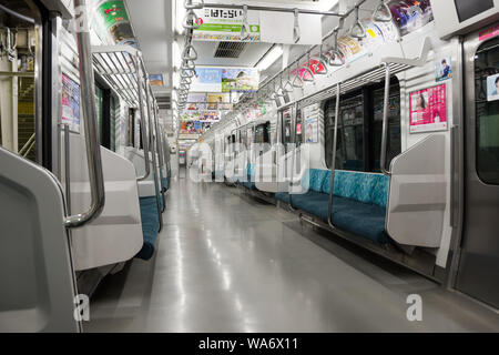 Chiba, Giappone, 18/08/2019 , Chiba, Giappone, 03/23/2019 , treno da Tokyo sulla linea Chuo-Sobu a 5am. Foto Stock