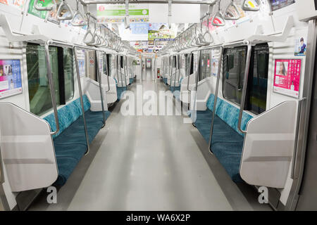 Chiba, Giappone, 18/08/2019 , Chiba, Giappone, 03/23/2019 , treno da Tokyo sulla linea Chuo-Sobu a 5am. Foto Stock