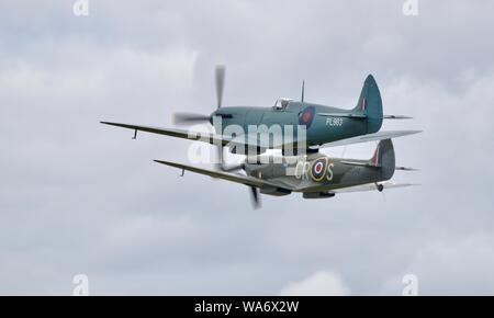 2 Supermarine Spitfires "G-PRXI & G-OXVI" airborne al Flying Legends su Airshow xiv Luglio 2019 Foto Stock