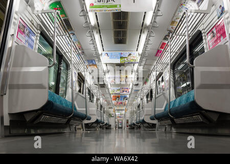 Chiba, Giappone, 18/08/2019 , Chiba, Giappone, 03/23/2019 , treno da Tokyo sulla linea Chuo-Sobu a 5am. Foto Stock