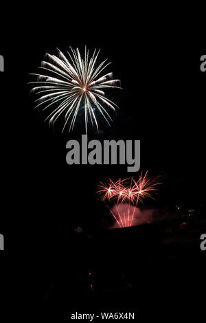 Fuochi d'artificio esplodere sul giorno di celebrazione in Francia Foto Stock