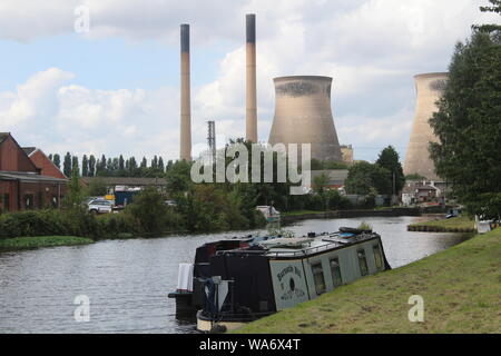 Imbarcazioni strette sul canal vicino le serrature con Ferrybridge Power Station in background Aire e navigazione di Calder Knottingley West Yorkshire Gran Bretagna,UK Foto Stock