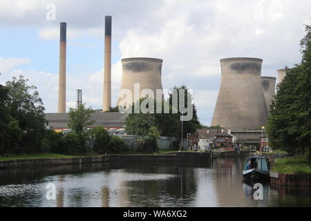 Imbarcazioni strette sul canal vicino le serrature con Ferrybridge Power Station in background Aire e navigazione di Calder Knottingley West Yorkshire Gran Bretagna,UK Foto Stock