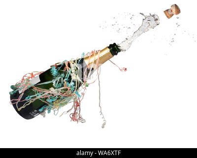 Bottiglia di Champagne addobba con streamers popping open, sughero e bere fly out (sfondo bianco) Foto Stock