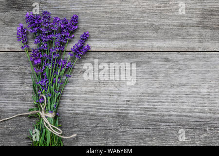 Bella la lavanda bouquet di fiori su tavola in legno rustico con copia spazio per il tuo testo. vista dall'alto. flat laici. il matrimonio o womens giorno sullo sfondo Foto Stock