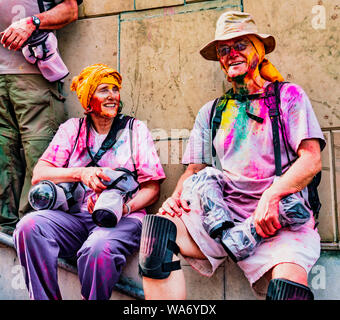 Barsana, India - 23 Febbraio 2018 - i turisti con telecamere protette da custodie subacquee durante Holi festival Foto Stock