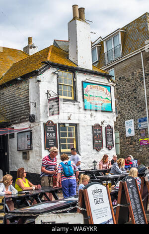 Il Sloop Inn c1312, è un palazzo del XIV secolo harbourside pub, St Ives, Cornwall, England, Regno Unito, Europa Foto Stock