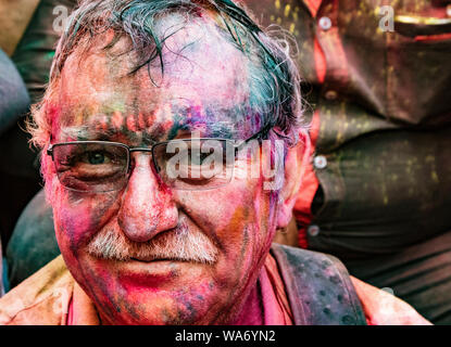 Barsana, India, Holi festival, Feb 24, 2018 - Uomo sorrisi mentre coperto di vernice durante Holi festival in India Foto Stock