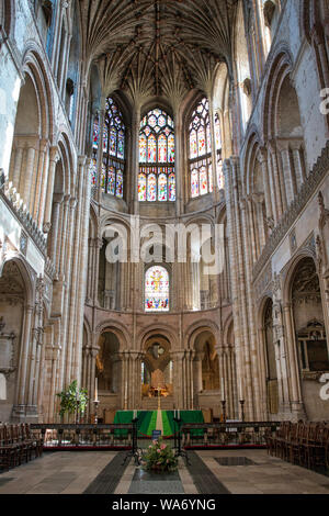 L'interno e la sede del vescovo di Norwich Cathedral Foto Stock