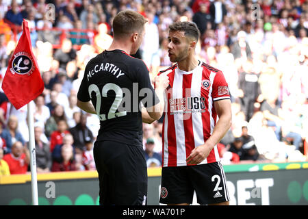 Il Palazzo di Cristallo James McCarthy (sinistra) e Sheffield regno di George Baldock affrontare ogni altro durante il match di Premier League a Bramall Lane, Sheffield. Foto Stock