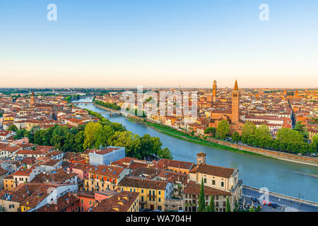 Bellissima alba vista aerea di Verona, regione Veneto, Italia, Europa Foto Stock