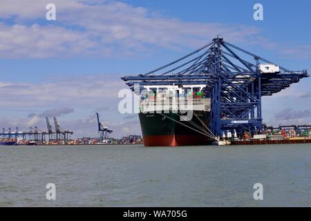 Felixstowe, Suffolk, Regno Unito - 18 August 2019: il sempreverde mai governare contenitore nave ormeggiata nel porto di Felixstowe. Foto Stock