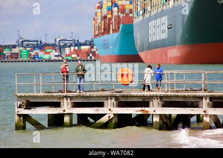 Felixstowe, Suffolk, Regno Unito - 18 August 2019: persone su un molo vicino al porto di Felixstowe. Foto Stock