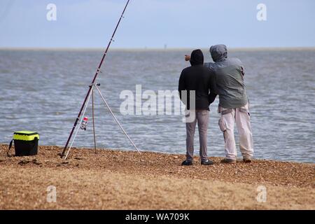 Felixstowe, Suffolk, Regno Unito - 18 August 2019: i pescatori sulla spiaggia di Landguard Point. Foto Stock