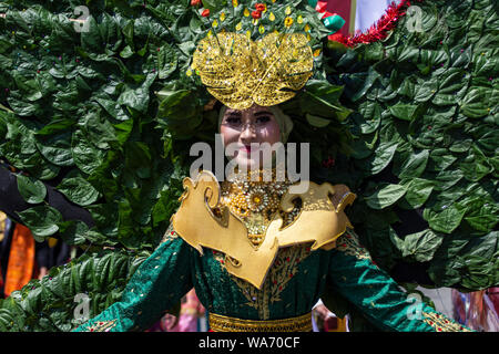 Lhokseumawe, Indonesia. Il 18 agosto 2019. Un studente indonesiano vestito in un costume durante la 74a Giorno di Indipendenza di carnevale in Lhokseumawe. Credito: SOPA Immagini limitata/Alamy Live News Foto Stock