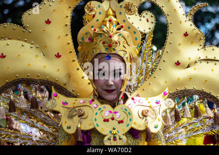 Lhokseumawe, Indonesia. Il 18 agosto 2019. Un studente indonesiano vestito in un costume durante la 74a Giorno di Indipendenza di carnevale in Lhokseumawe. Credito: SOPA Immagini limitata/Alamy Live News Foto Stock