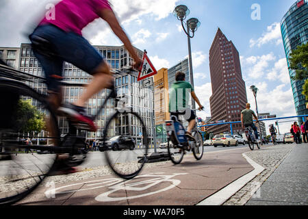 Ciclista a Potsdamer Platz, pista ciclabile, Berlino, Foto Stock