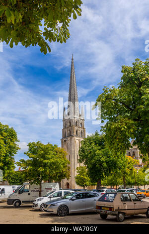 Chiesa dell'abbazia di Saint Savin dal centro città parcheggio auto, Vienne, in Francia. Foto Stock
