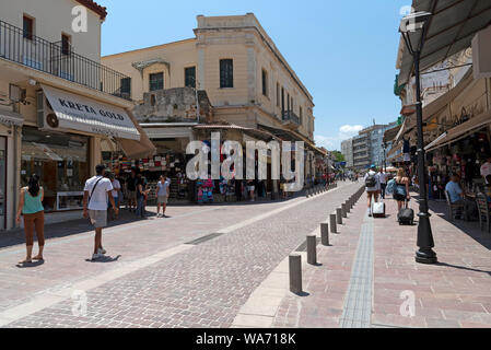 Chania, Creta, Grecia. Giugno 2019. I turisti si mescolano con la gente del posto a Chania centro storico. Foto Stock