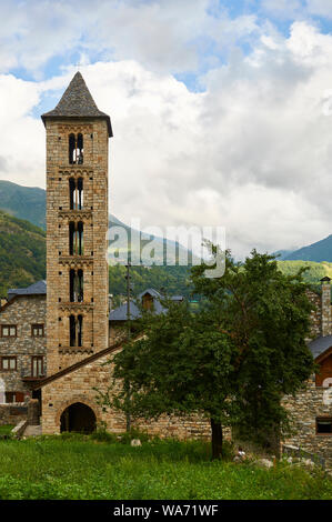 Santa Eulàlia d'Erill la Vall tower, un catalano di chiese romaniche della Vall de Boí (Bohí valley, Alta Ribagorza, Lleida, Pirenei, Catalogna, Spagna) Foto Stock