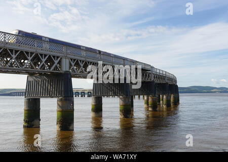 ScotRail treno passa oltre il Tay Rail Bridge Dundee Tayside Scozia Scotland Foto Stock