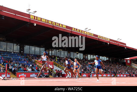 Bahamas Shaunae Miller-Uibo (sinistra) vince la donna 200m Finale precedendo di Gran Bretagna Dina Asher-Smith (centro) durante la Muller Grand Prix Birmingham all'Alexander Stadium, Birmingham. Foto Stock