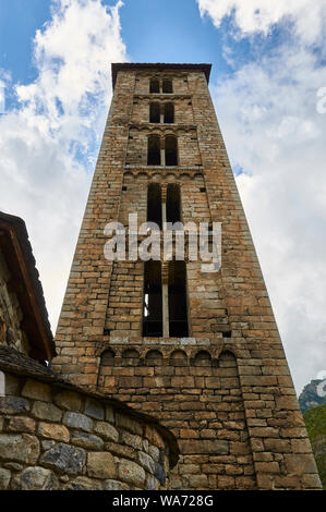 Santa Eulàlia d'Erill la Vall tower, un catalano di chiese romaniche della Vall de Boí (Erill la Vall, Bohí valley, Lleida, Pirenei, Catalogna, Spagna) Foto Stock