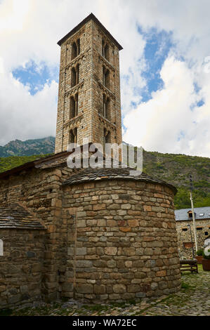 Santa Eulàlia d'Erill la Vall tower, un catalano di chiese romaniche della Vall de Boí (Erill la Vall, Bohí valley, Lleida, Pirenei, Catalogna, Spagna) Foto Stock