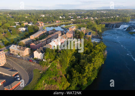 Alloggiamento storico accanto a Cohoes Falls Power Plant, hydroectric impianto, Cohoes, New York, Stati Uniti d'America Foto Stock