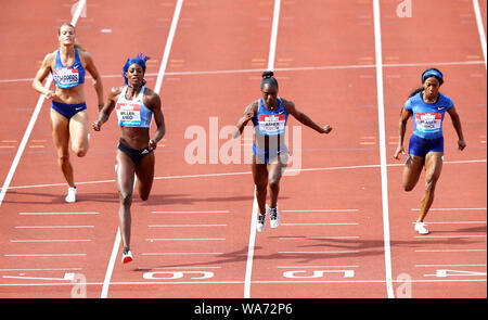 Bahamas Shaunae Miller-Uibo (seconda a sinistra) vince la donna 200m Finale precedendo di Gran Bretagna Dina Asher-Smith (seconda a destra) durante la Muller Grand Prix Birmingham all'Alexander Stadium, Birmingham. Foto Stock