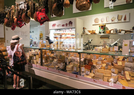 Eataly il mercato italiano è un famoso negozio con ristoranti nel Flatiron District di New York City, Stati Uniti d'America Foto Stock