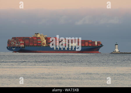 Hyundai Brave nave portacontainer in partenza dal porto di Los Angeles. Sulla destra si trova il Los Angeles Harbor Light o il Angeles Gate Light. Foto Stock